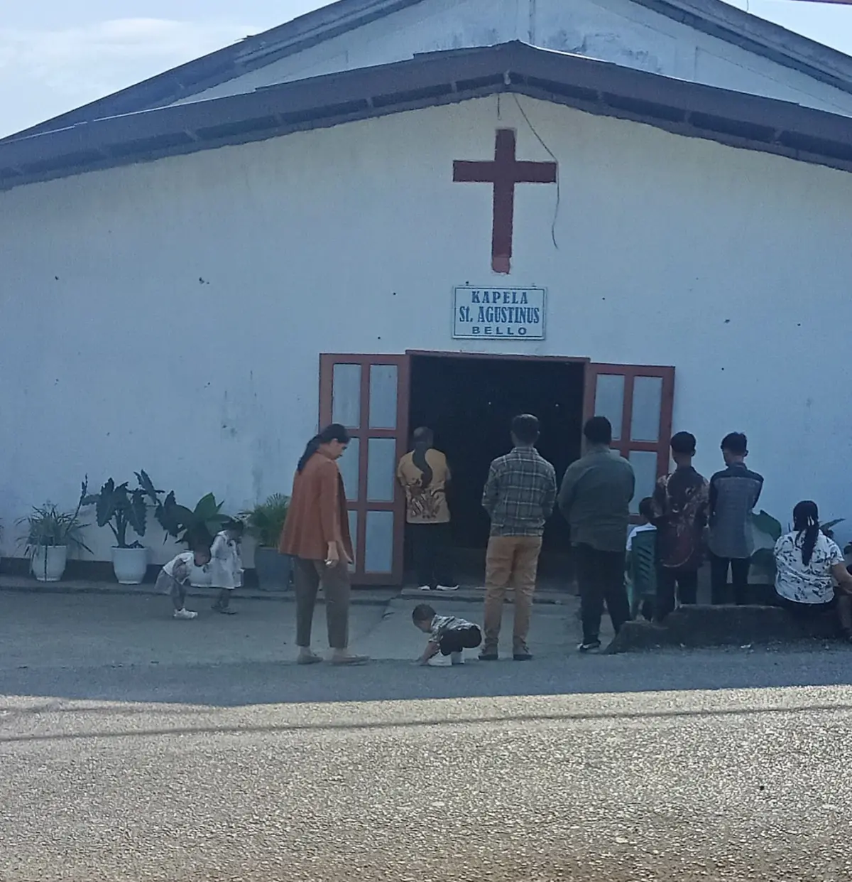 Siswa SDK Santa Maria Asumpta Kupang Persembahkan Koor di Kapela Santo Agustinus Bello