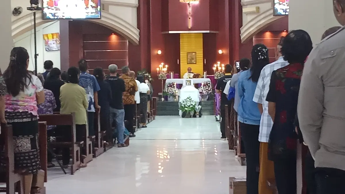 Misa Pemakaman Romo Aldy Wungo Dipimpin Uskup Agung Kupang, Ribuan Umat Hadiri Prosesi