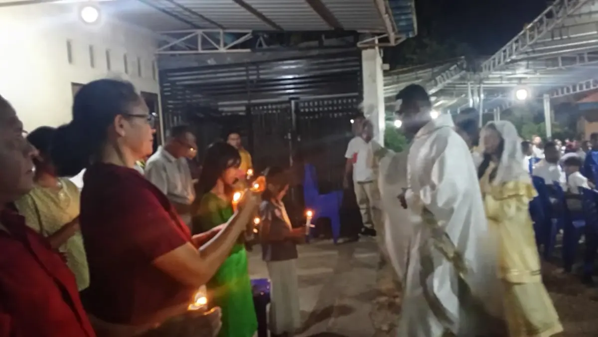 Perayaan Malam Paskah Umat Perbarui Janji Baptis, Lilin Menyala Iringi Percikan Air Suci